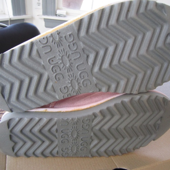 Ugg Classic Short Soft Pink 6 - Picture 6 of 15